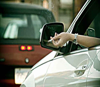 Cellulare e sigaretta alla guida: cosa dice il codice della strada